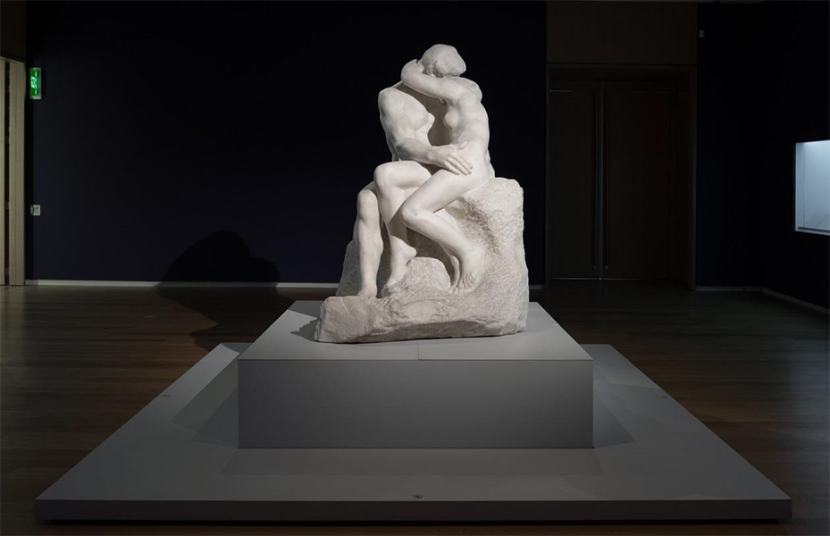 <p><strong>Auguste Rodin</strong><br />
<em>The Kiss</em> 1901&ndash;4 (installation view)<br />
Auckland Art Gallery Toi o Tāmaki, 2017.</p>
