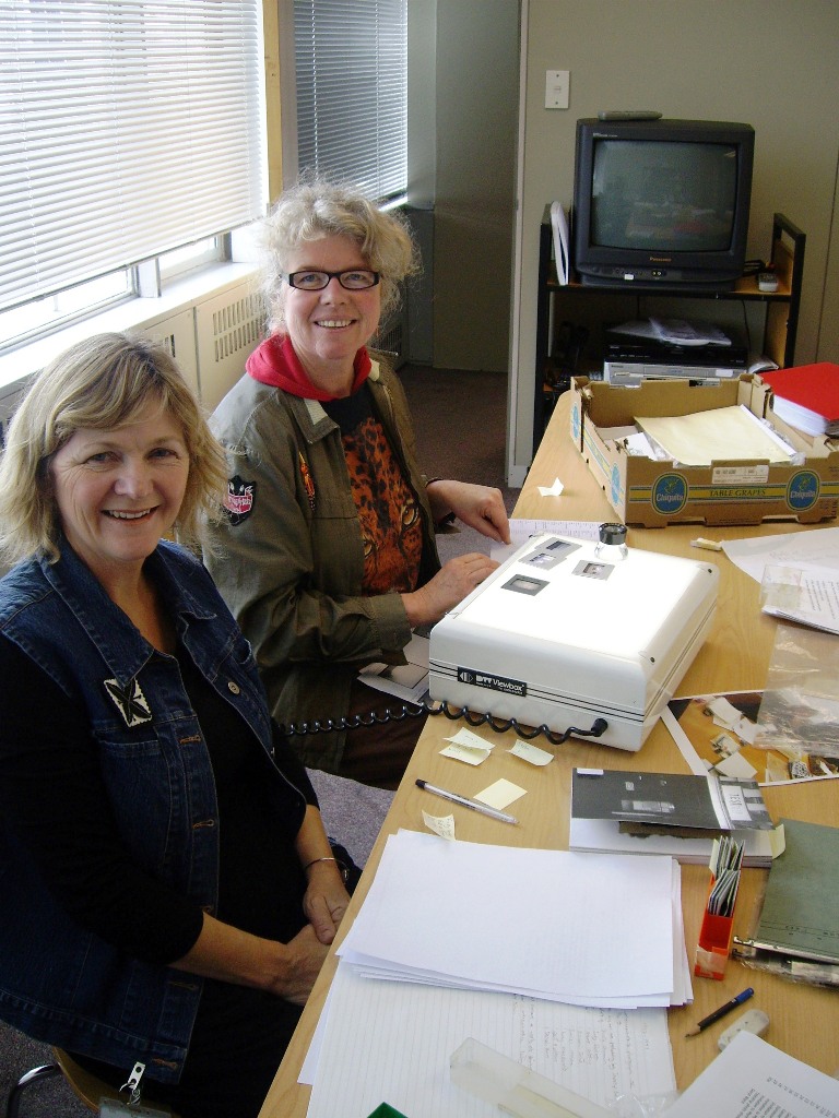 <p>Gallery archivist Caroline McBride and artist Judy Darragh working on the Teststrip Archive</p>