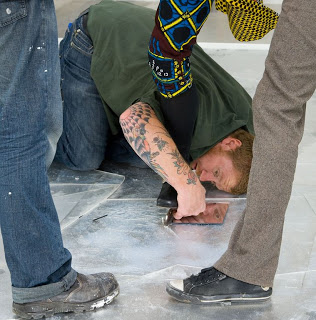 <p>Paul Spencer from the National Gallery of Victoria attaching the&nbsp;Reverend&nbsp;to the&nbsp;Ice</p>
