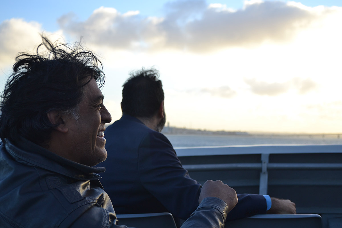 <p>Chilean artists&nbsp;Bernardo Oyarz&uacute;n and Ignacio Gumucio on the ferry to Waiheke Island.&nbsp;Photo &copy;&nbsp;Amparo Irarr&aacute;zaval</p>
