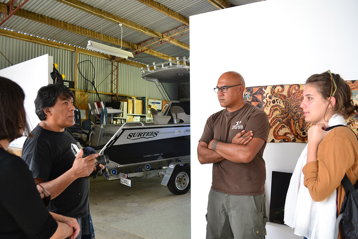 <p>Bernardo Oyarz&uacute;n meeting artist Michel Tuffery on Waiheke Island.&nbsp;Photo &copy;&nbsp;Amparo Irarr&aacute;zaval</p>
