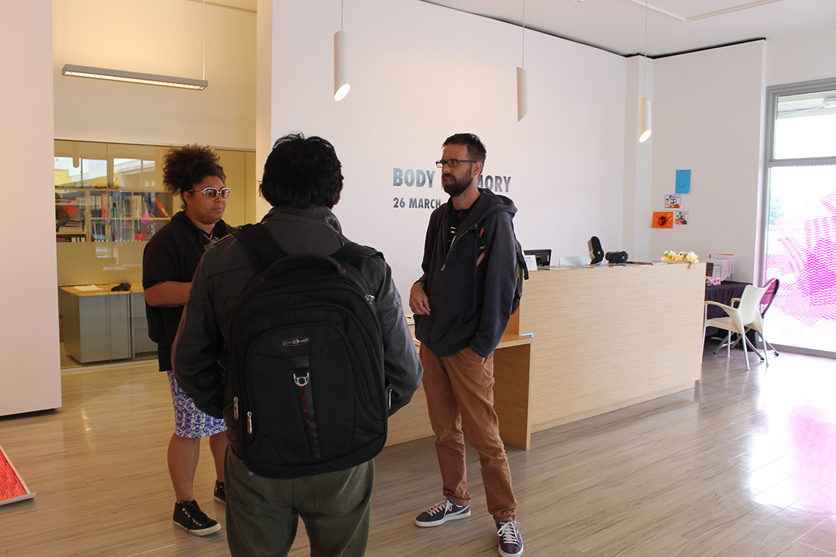 <p>Bernardo and Jackson meet Fresh Gallery Otara gallery coordinator and artist Reina Sutton.</p>