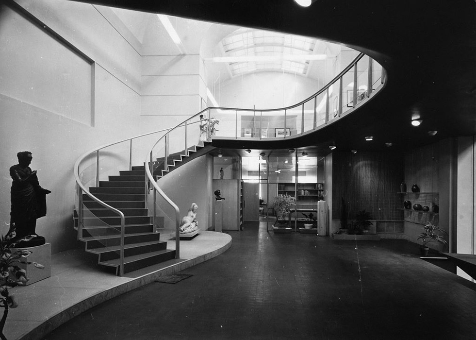 <p>The 1953 alterations added a sculpture court to the Mackelvie Gallery and a stairwell leading to the new artificially lit Mezzanine Gallery.</p>
