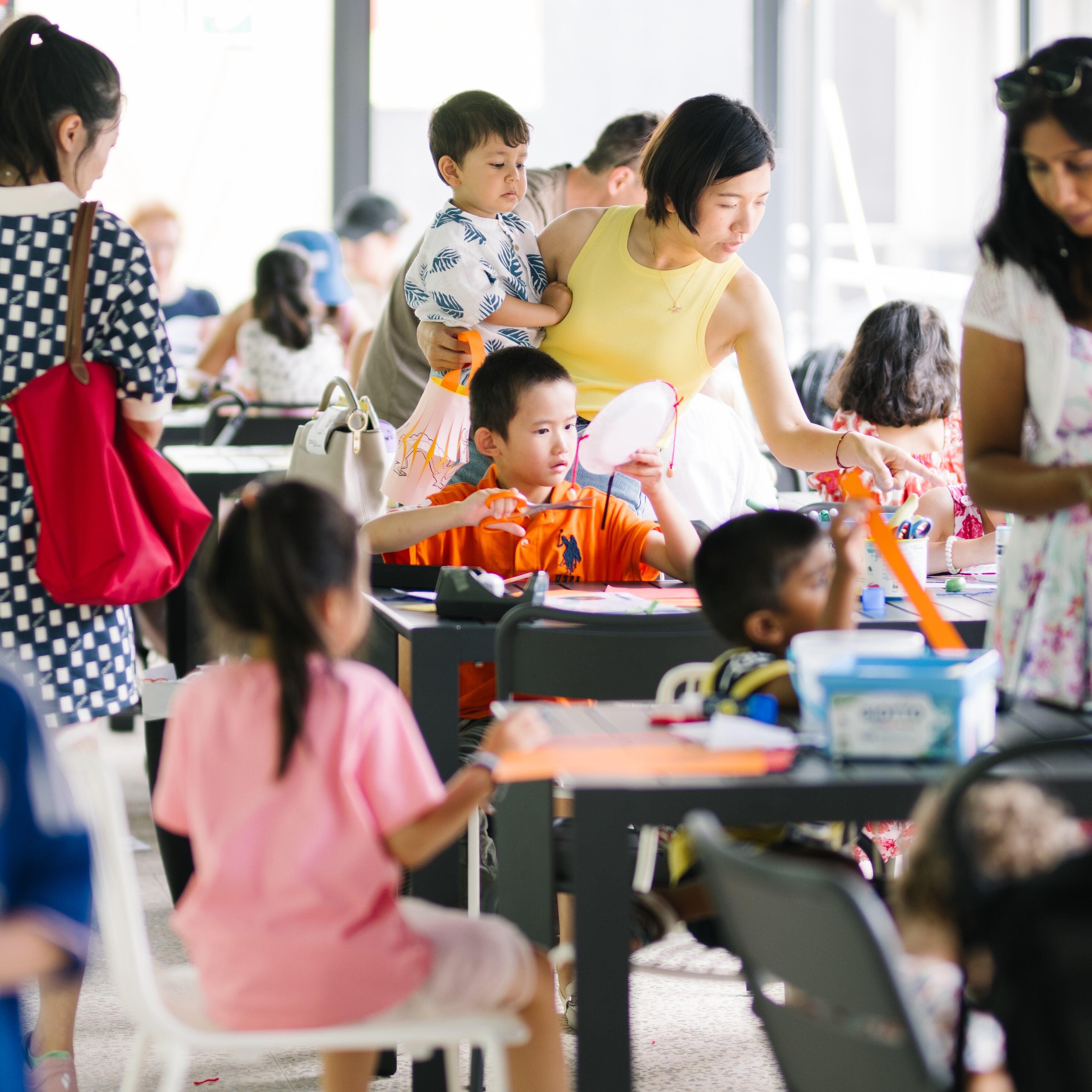 <p><strong>Kids and Whānau Create | Rainbow Magic Window&nbsp;</strong></p>

<p>Te Ātea | North Atrium, 10am&ndash;5pm</p>

<p>Ready, steady, activate! Bring the colourful snakes on the windows of Te Ātea | North Atrium to life by making your very own lightbox. As you slowly move the lightbox across the scales, watch as they transform into a rainbow of colours.</p>

<p>儿童和家庭创意</p>

<p>彩虹魔法窗：蛇年</p>

<p>上午10点至下午5点</p>

<p>各就各位，预备，开始！用你亲手制作的灯箱给北庭（Te Ātea | North Atrium）窗户上黏贴着的彩蛇赋予生命。当你将灯箱沿着蛇鳞缓缓移动时，就会目睹它们幻化出彩虹般缤纷的颜色！</p>
