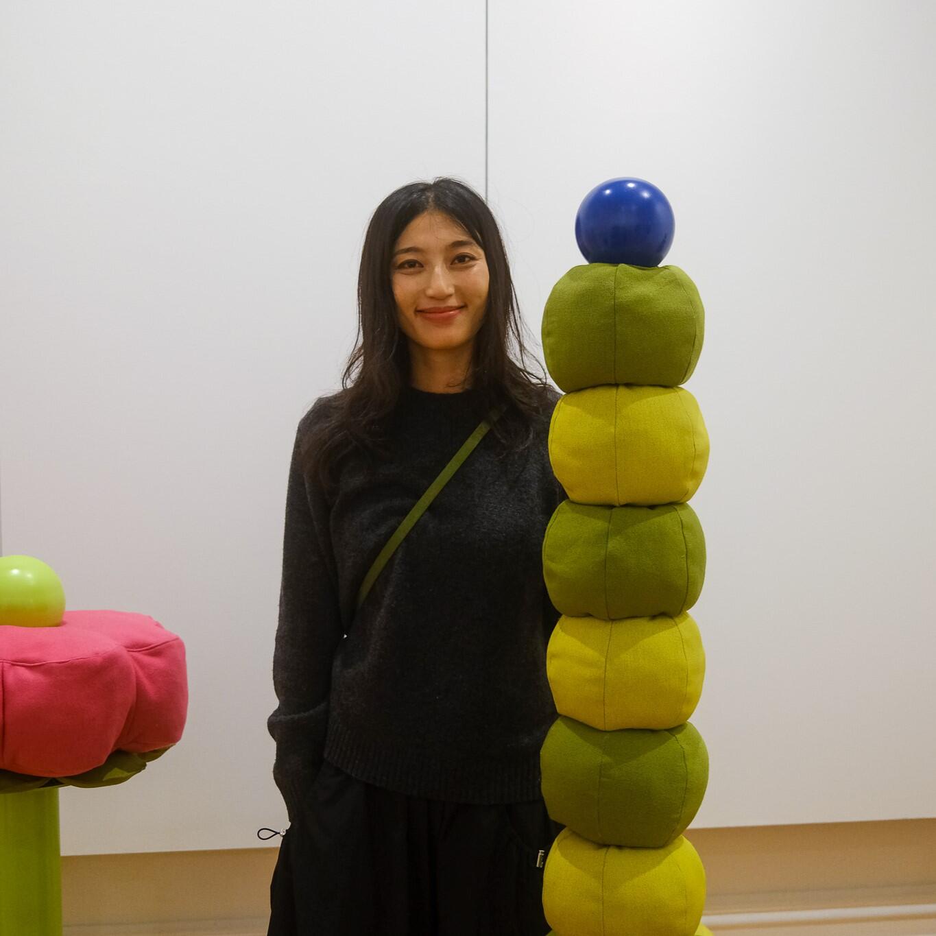 <p><strong>Make a snake plushie with Hanna Shim&nbsp;</strong></p>

<p>This drop-in workshop is open to all ages. Children under 12 will require the assistance of their parent/caregiver.</p>

<p>In this hands-on workshop led by artist <a href="https://www.hannashim.com/">Hanna Shim</a> &ndash; whose soft sculptural works embody a playful optimism with an unexpected edge &ndash; you are invited to design and make your own little snake plushie to accompany you in 2025. Guided by Hanna, you&rsquo;ll learn how to transform a sketch into a real-life felt plushie with basic hand-sewing techniques. Snakes can symbolise wisdom, transformation and mystery &ndash; what kind of snake friend will you create?</p>

<p>Hanna will guide the group through simple steps, including drawing, cutting fabric, and sewing your plushie with a blanket stitch. To ensure everyone can enjoy the process, pre-cut fabric pieces will be available for younger or less confident participants.</p>

<p>Hanna Shim is an interdisciplinary artist born in Seoul and raised in Tāmaki Makaurau Auckland. Working across installations, paintings, soft sculptures, textiles and video, she creates playful works that blend contradictory imagery and stories drawn from her diasporic background.&nbsp;</p>

<p>Shim&#39;s practice often centres on stuffed sculptures that transform gallery spaces into immersive, sensory environments. Through these installations, she challenges conventional boundaries between hard and soft, art and craft, adulthood and childhood, and dominance and marginality. Her work envisions spaces where these contrasts can peacefully coexist &ndash; a personal exploration of utopia.</p>

<p>跟着Hanna Shim&nbsp;制作蛇形公仔</p>

<p>这是一个适合所有年龄段的即时工坊。12岁以下儿童需有家长陪同。</p>

<p><a href="https://www.hannashim.com/">Hanna Shim</a> 的软雕塑兼具俏皮的乐观精神和出人意表的辛辣。我们邀请你参加Hanna所主持的手工工坊，设计并制作将陪伴你度过2025年的蛇形公仔。你会在Hanna的带领下，运用简易的缝纫技术将平面绘图转化为立体的毛毡公仔。蛇这种动物可以被看作是智慧、变化或奥秘的表征。你会制作哪一类的小蛇来与你相伴呢？</p>

<p>Hanna 将指引参与者完成简单易学的创作步骤，包括绘制草图，剪切布料，然后用&ldquo;毯边锁缝&rdquo;的技法将公仔缝制起来。对于年龄尚小或是缺少自信的参与者，我们会提供剪切好的布料，以确保每个人都能在过程中尽兴。</p>

<p>Hanna Shim是一位出生于首尔，成长于奥克兰的跨界艺术家。她的创作领域涵盖了装置艺术、油画、软雕塑、染纺以及影像。她从自己的侨民背景中取材，结合相互矛盾、相互冲突的图像和经历，创作出俏皮的艺术作品。</p>

<p>Shim往往将创作重心放在能够将展厅转变为沉浸式感观空间的毛绒雕塑上。她借由这类雕塑挑战刚硬与柔软、艺术和手工、成熟与童心、强势与弱势之间的既定界线。她的作品畅想着一个可以让这些矛盾和平共存的空间，这是她对于乌托邦的个人探索。</p>

<p>Image credit: Abigail Dell&#39;Avo</p>
