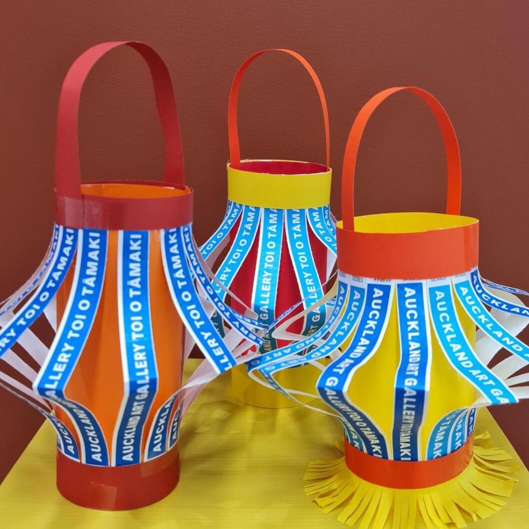 <p><strong>Chinese Lanterns</strong></p>

<p><strong>&nbsp;中式灯笼</strong></p>

<p><strong>10am&mdash;5pm</strong></p>

<p><strong>上午10点至下午5点</strong></p>

<p><strong>Te Ātea, Mezzanine level,&nbsp;</strong><strong>位于美术馆夹层（Mezzanine level ）的北庭（Te Ātea）</strong></p>

<p>Join us for a free, family-friendly Chinese lantern-making activity to celebrate Lunar New Year!</p>

<p>Lanterns have been an important part of Chinese culture for centuries, symbolising hope, prosperity and good fortune. Traditionally, they light up festivals and mark the end of Lunar New Year celebrations.</p>

<p>This hands-on event welcomes all ages to create their own beautiful lanterns in a fun way to connect with the spirit of the season.</p>

<p>Our lantern strips are made of Auckland Art Gallery wristbands that were destined for landfill &ndash; upcycling them into lanterns gives them a longer life.</p>

<p>All materials provided, no experience is necessary, just bring your creativity!</p>

<p>欢迎加入我们免费的、适合整个家庭参与的中式灯笼制作活动，一起欢庆农历新年！</p>

<p>象征着希望、昌盛与吉祥的灯笼在数百年间一直是中华文化的重要组成部分。在中华传统中，这些灯笼为一个又一个节日增光添彩，同时也标志着农历新年庆典的落幕。</p>

<p>欢迎所有年龄段的参与者加入我们，用趣味十足的方式亲手制作属于自己的精美灯笼，感受节日氛围。</p>

<p>灯笼的外罩由奥克兰美术馆独有的腕带制成。这些腕带原本要被丢弃于垃圾填埋场&mdash;&mdash;将它们改造为灯笼赋予了它们更长的生命周期。</p>

<p>我们将提供活动所需的一切材料。技术和经验不是必需品，只要带上你的创意就行！</p>
