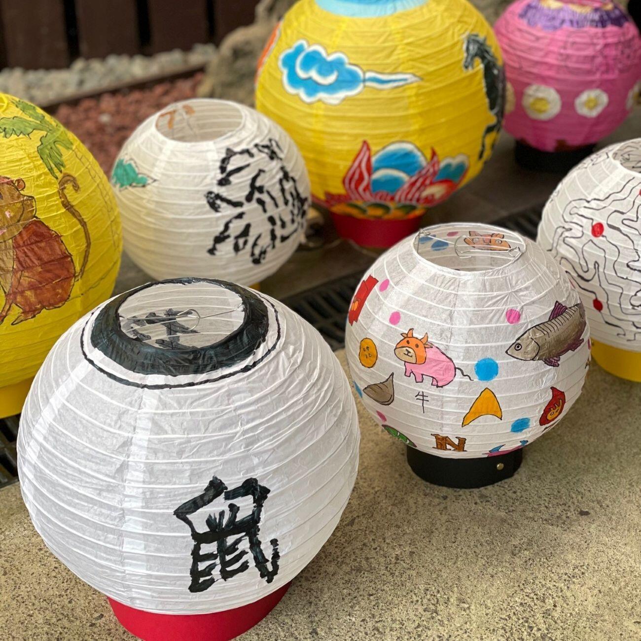 <p><strong>Lantern Decorating workshop</strong></p>

<p><strong>10.30am&ndash;12pm</strong></p>

<p><strong>上午10点30分至中午12点</strong></p>

<p><strong>Studio, Lower Ground level</strong></p>

<p><strong>位于地下层, 的工作室</strong></p>

<p>Galloping into the New Year</p>

<p>Join us for a calm and creative workshop where you can decorate your own paper lantern inspired by the Year of the Horse. This is a wonderful time to think about what you want to bring with you into the new year.</p>

<p>With easy step-by-step guidance, this workshop is designed for all skill levels, whether you&rsquo;re a complete beginner or someone who enjoys making art. You&rsquo;ll get visual prompts, clear instructions and plenty of time to work at your own pace in a supportive environment. You&rsquo;ll leave with a beautifully decorated lantern to take home and display for the New Year.</p>

<p>This workshop is free to attend but and has a maximum number of 24 participants. Please register through the link below.</p>

<p>Lanterns can be taken home on the day but need 2 hours drying time before bringing them into the gallery. You can collect your lantern only on the day of the event between 2 and 2.30pm.</p>

<p>About the tutor:</p>

<p>Mei Ling Lee 李美铃 is a visual artist based in Aotearoa New Zealand. Her practice invites you to reflect on your sense of belonging in the world and preserving life stories.</p>

<p>Website - <a href="http://meilinglee.org.nz/">meilinglee.org.nz</a></p>

<p>驰骋入新年</p>

<p>欢迎加入这场安静闲适且创意十足的工坊。在这里，你将亲手装点一盏以马年为主题的纸灯笼。这也是你对自己的新年展望进行思考和冥想的良机。</p>

<p>工坊将采用简明易懂的分步指导模式&mdash;&mdash;无论你是初出茅庐的小白，还是热爱艺术创作的高手，都可以从这场对技术水平不设要求的工坊中受益。你将获得直观的创作灵感提示、清晰的手工指导，并在友善互助的氛围中运用充裕的时间，按照自己的节奏进行创作。工坊结束后，你将带回一盏装饰精美的灯笼，为新年增光添彩。</p>

<p>本工坊完全免费，但限员24人。请通过下方链接注册。</p>

<p>灯笼可于活动当天领回，但需先在工作室内放置两小时，待颜料晾干后，方可带入美术馆展厅。因此，工坊参与者仅限在活动当日下午2点至2点30分之间领取灯笼。</p>

<p>工坊导师简介：</p>

<p>Mei Ling Lee 李美铃 是一位居住在新西兰的视觉艺术家。她的创作致力于激发观众对自身在人世间归属感的反思，并对用生命书写的故事进行保存与守护。</p>

<p><a href="https://tix.aucklandartgallery.com/events/019b2eec-5661-b814-5ead-d67ce1587281"><strong>Book now&nbsp;</strong></a></p>

<p><a href="https://tix.aucklandartgallery.com/events/019b2eec-5661-b814-5ead-d67ce1587281"><strong>立即预订</strong></a></p>
