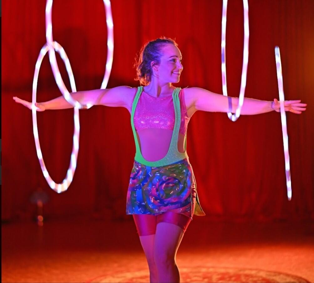 <p><strong>Bexly Hoops Circus Artist</strong></p>
<p><strong>Te Ātea | North Atrium</strong></p>
<p><strong>9.05–9.20pm</strong></p>
<p>Bexly Hoops Circus Artist performs her unique glow hoop dance act. Her performance is a mix of traditional circus hoops, flashy optical illusions and quirky fun dance moves. It’s a glowing lights show with mesmerising patterns and circles, ending with multi-hoop feats of coordination and balance. After the performance there will be a chance for participants to spin a hoop and receive pointers from Bexly.</p>