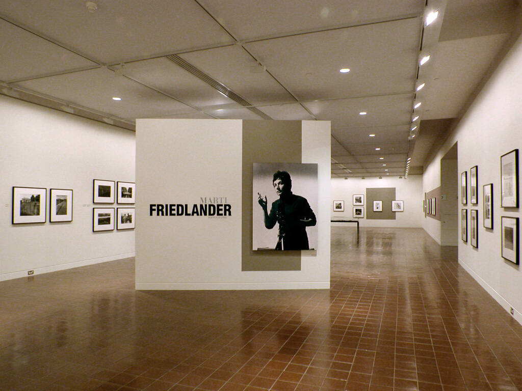 <p><em>Marti Friedlander Photographs&nbsp;</em>(installation view),&nbsp;Auckland Art Gallery Toi o Tāmaki, 2001</p>