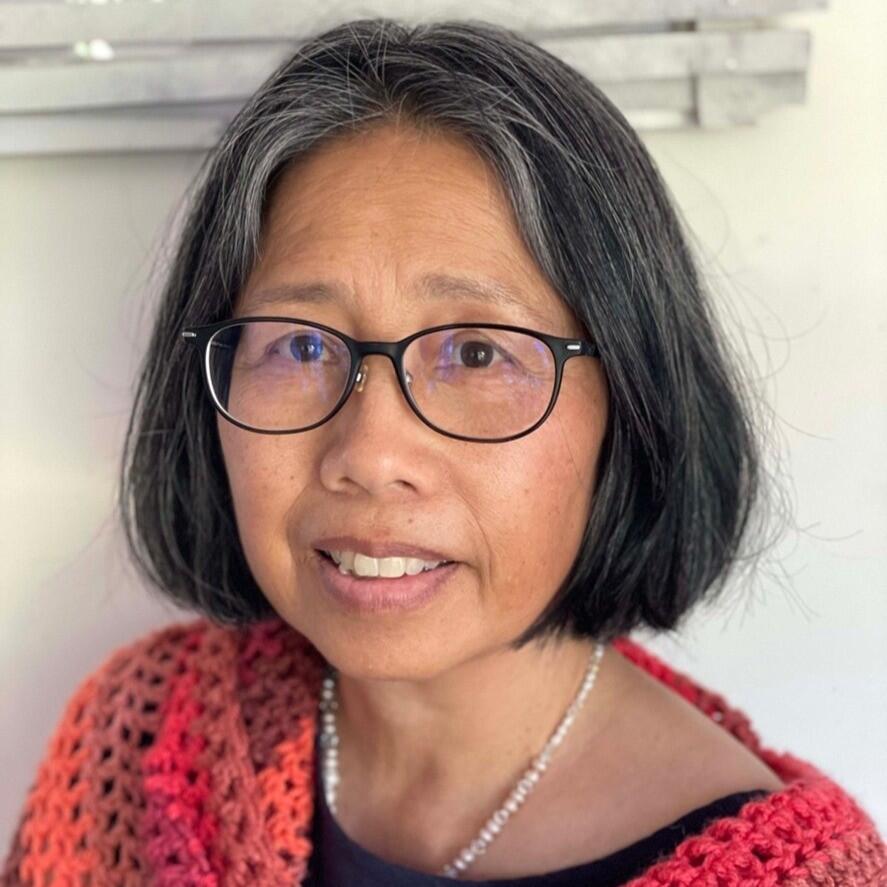 <p><strong>Low-stim Lantern-decorating workshop </strong></p>

<p><strong>低感官刺激灯笼装饰工坊</strong></p>

<p><strong>1&ndash;2.30pm</strong></p>

<p><strong>下午1点至2点30分</strong></p>

<p><strong>Studio, Lower Ground level</strong></p>

<p><strong>位于地下层, 的工作室</strong></p>

<p>Trotting into the New Year</p>

<p>This workshop is open to all ages and designed especially for visitors who require a calm, low-stimulus environment. Decorate your own paper lantern to celebrate the Lunar New Year. Everything is explained step-by-step, with visual prompt cards and simple instructions. You can work quietly and take breaks when you need to.</p>

<p>We&rsquo;ll explore gentle themes focusing on what you have at home and want to bring with you into the new year. We will use them as inspiration for decorating. No art experience is needed.</p>

<p>What to expect:</p>

<p>&bull; A slow, steady pace</p>

<p>&bull; Clear visual examples</p>

<p>&bull; Minimal noise and soft lighting</p>

<p>&bull; No right or wrong results</p>

<p>&bull; Supportive facilitators</p>

<p>&bull; Break area available any time</p>

<p>This workshop supports different ways of learning, communicating and creating. Come make something beautiful in a space where everyone is welcome, comfortable, and free to be themselves.</p>

<p>We have a maximum number of 20 participants and a limit of one adult per child ticket. If booking for a child, please also book one ticket for yourself to participate. Please register through the link below.</p>

<p>Lanterns can be taken home on the day but need 2 hours drying time before bringing them into the gallery. You can collect your lantern only on the day of the event between 4.30 and 4.45pm.</p>

<p><strong>About the tutor:</strong></p>

<p>Mei Ling Lee 李美铃 is a visual artist based in Aotearoa New Zealand. Her practice invites you to reflect on your sense of belonging in the world and preserving life stories.</p>

<p>Website - <a href="http://meilinglee.org.nz/">meilinglee.org.nz</a></p>

<p>Photo credit: Darryl Sang</p>

<p>漫步入新年</p>

<p>此工坊为所有年龄段，尤其是对静谧、低感官刺激环境有需求的参与者设计。在工坊中，你将亲手装饰纸灯笼，欢庆农历新年。工坊采用包括视觉提示卡和简要说明在内的分步指导模式。你可在安静的环境中进行创作，并随时休憩。</p>

<p>我们将探索温馨闲适的主题，思考你希望把哪些自己现有的家居物品带入新的一年。这些物品将成为你灯笼装饰的灵感来源。工坊参与者无需任何艺术创作经验。</p>

<p>工坊的特色包括：</p>

<p>&bull; 悠闲而稳定的节奏</p>

<p>&bull; 清晰的视觉范例</p>

<p>&bull; 最低限度的音量与柔和的照明</p>

<p>&bull; 完成品不存在绝对的对错之分</p>

<p>&bull; 着重于在授课过程中对参与者的鼓励与支持</p>

<p>&bull; 随时可供使用的休息空间</p>

<p>工坊支持多元化的学习、交流与创作方式。欢迎来到这个包容、舒适且自由自在的空间，在这里尽情创作属于你的美丽作品。</p>

<p>工坊最多可容纳20人，每位儿童仅限一位成人陪同。成人若帮助儿童报名，请同时为自己预订一个席位。请通过下方链接进行注册。</p>

<p>灯笼可在活动当天取回，但需在工作室内放置两小时，待颜料晾干后，方可带入美术馆展厅。因此，工坊参与者仅限于在活动当日下午4点30分至4点45分之间领取灯笼。</p>

<p>工坊导师简介：</p>

<p>Mei Ling李美铃是一位居住在新西兰的视觉艺术家。她的创作致力于激发观众对自身在人世间归属感的反思，并对用生命书写的故事进行保存与守护。</p>

<p>图像由Darryl Sang 提供</p>

<p><a href="https://tix.aucklandartgallery.com/events/019b2ef5-9dc2-5d10-0a21-eec0135a14df"><strong>Book now&nbsp;</strong></a></p>

<p><a href="https://tix.aucklandartgallery.com/events/019b2ef5-9dc2-5d10-0a21-eec0135a14df"><strong>立即预订</strong></a></p>
