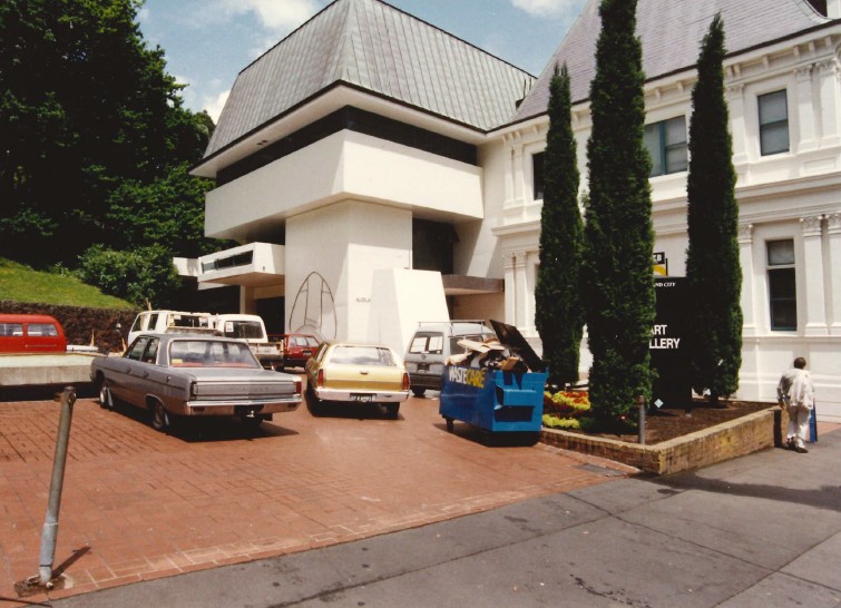 <p>An exterior view of the Auckland City Art Gallery building in 1992. RC2015/5/1/135/58</p>
