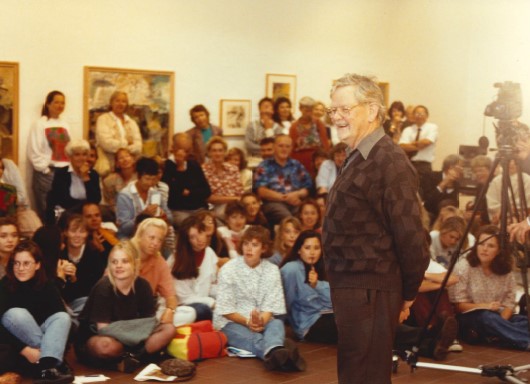 <p>Toss Woollaston pictured at an event for the exhibition <em>Toss Woollaston: A Retrospective</em>, 1992, Auckland City Art Gallery. RC2015/5/1/208/47</p>
