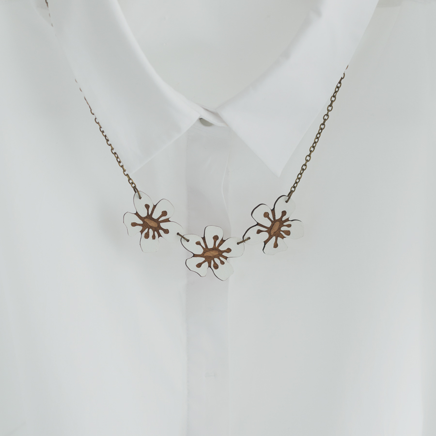 <p>Manuka Flower Necklace</p>