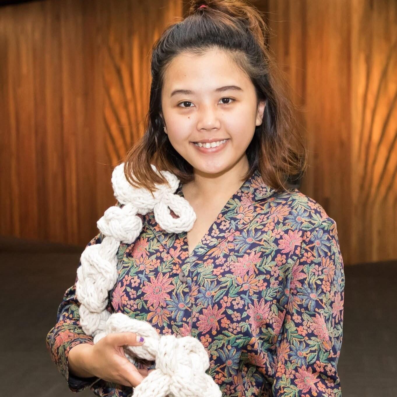 <p><strong>Chinese knots 中国结 with Wai Ching Chan 陳煒晴</strong></p>

<p><strong>和Wai Ching Chan陳煒晴一起编织中国结</strong></p>

<p><strong>Session 1: 10.30am-12pm</strong></p>

<p><strong>第一场：上午10点30分至中午12点 </strong></p>

<p><strong>Session 2: 12.30-2pm</strong></p>

<p><strong>第二场：下午12点30分至2点</strong></p>

<p><strong>Members Lounge, Level 2</strong></p>

<p><strong>美术馆2层, 的会员休息室</strong></p>

<p>Creating knots as a group is a way to bring together people from different walks of life, to exchange good will and blessing. Through the knotting workshops, I want to open up a sense of unitedness in real life &ndash; a space of likeness, connectedness, active learning, a kind of commons. During these workshops, I want to share the symbolism of these knots, and think through how these symbols might be used in daily life. They might be considered decorative, but they carry with them lessons for living together. Crocheting, knitting, working with thread in many different ways are love languages passed down from my mother to me. Every stitch is a universal character spoken with care. Immune from misinterpretation, it transcends the spoken word, the limitations of language. My mother found knotting to be the best way of communicating her love for me. Without needing to rely on spoken words, knotting becomes the best love letter.</p>

<p>Kaitiakitanga is represented in the Cassion knot. Whakawhanaungatanga, Kotahitanga, Manaakitanga, Aroha is in the Endless knot and the Button knot. Participants will learn how to make the Cassion knot, the Endless knot and Button knot in the workshop.</p>

<p>Wai Ching Chan 陳煒晴 is a Tāmaki-based contemporary artist. Her practice is often driven by collaborative relationships with other artists, and a desire to build and strengthen connections between people, including between tangata whenua and tauiwi.</p>

<p>Chan was born in Hong Kong and moved to Aotearoa in late 2012. She often works with the symbolic language of Chinese knots 中国结, forming them from a range of fibres, including harakeke and twine, to allude to bonds and connections between people and people and the land.</p>

<p>Knotting workshops are sometimes facilitated by Chan as part of her exhibitions, encouraging conversation among participants and guests, particularly with regard to tauiwi-tangata whenua relationships, while learning to knot.</p>

<p>Bookings are essential, 20 max per session. Open to all ages. Children under 12 will require the assistance of their parent/caregiver. Please book for the child as well as parent/caregiver.</p>

<p>Photo courtesy of National Library of New Zealand.</p>

<p>以团队形式编织绳结，可以将不同领域的参与者集结到一起，让他们有机会相互传递善意与祝福。我希望运用这些编织工坊，将&ldquo;合一&rdquo;的概念带入现实生活中&mdash;&mdash;构筑一个可以让参与者结识同好、缔结联系、积极学习的共享领域。我也希望可以在这些工坊中分享绳结的象征意义，并探索这些具有象征意义的元素在日常生活中的实际应用。纵然这些绳结通常被当作工艺品看待，但它们却承载着&ldquo;共处、同生&rdquo;的教育意义。钩针、编织以及各类和针线打交道的方式，都是母亲传递给我的爱的语言。每一个针脚都是用心书写的、通行于全世界的文字。这种文字绝不会被误解、误读，且超脱于语言的局限之外。我的母亲将编织作为向我传达爱意的最佳方式。编织是不依赖语言的最美情书。</p>

<p>藻井结象征着守护精神（Kaitiakitanga）。吉祥结与纽扣结则蕴含着联结精神（Whakawhanaungatanga）、团结精神（Kotahitanga）、关怀精神（Manaakitanga）与仁爱精神（Aroha）。参与者将在工作坊中学习编织藻井结、吉祥结及纽扣结的方法。</p>

<p>Wai Ching Chan陳煒晴是一位居住于奥克兰的当代艺术家。她的创作常以与其他艺术家的协同合作为出发点，力求建立并强化人与人&mdash;&mdash;包括新西兰原住民（tangata whenua）和非原住民（tauiwi）之间的联结。</p>

<p>Chan出生于香港，在2012年移居新西兰。她常常以中国结所自带的象征性语言为主题，利用包括新西兰亚麻（harakeke）和麻线在内的多种纤维作为创作原料，寓表人与人、人与土地之间的联系与纽带。</p>

<p>Chan有时会将编织工坊融合在自己的艺术展览中，鼓励参与者和观众&mdash;&mdash;尤其是原住民与非原住民族裔&mdash;&mdash;在学习编织的过程中进行交流和对话。</p>

<p>每场工坊限员20人。敬请预约。</p>

<p>工坊面向所有年龄段开放。12岁以下儿童需由父母/监护人陪同参与。儿童参与者及父母/监护人均需预约。</p>

<p>图像由新西兰国家图书馆提供。</p>

<p><a href="https://tix.aucklandartgallery.com/events/019b2f03-e839-991d-8d76-def95bd88df7"><strong>Book now</strong></a>&nbsp;</p>

<p><a href="https://tix.aucklandartgallery.com/events/019b2f03-e839-991d-8d76-def95bd88df7"><strong>立即预订</strong></a></p>
