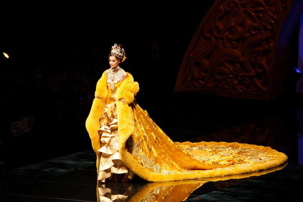 Highlights Tour (Mandarin) | Guo Pei: Fashion, Art, Fantasy 亮点导览游 | 郭培：时装之幻梦  