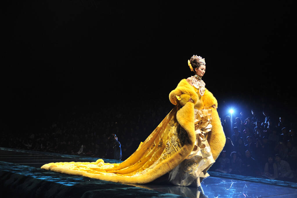 <p><strong>Guo Pei</strong>, 中⽂：⻩皇后礼服 <em>The Yellow Queen Gown</em>, 2009 &copy; Guo Pei. Courtesy of Guo Pei.</p>
