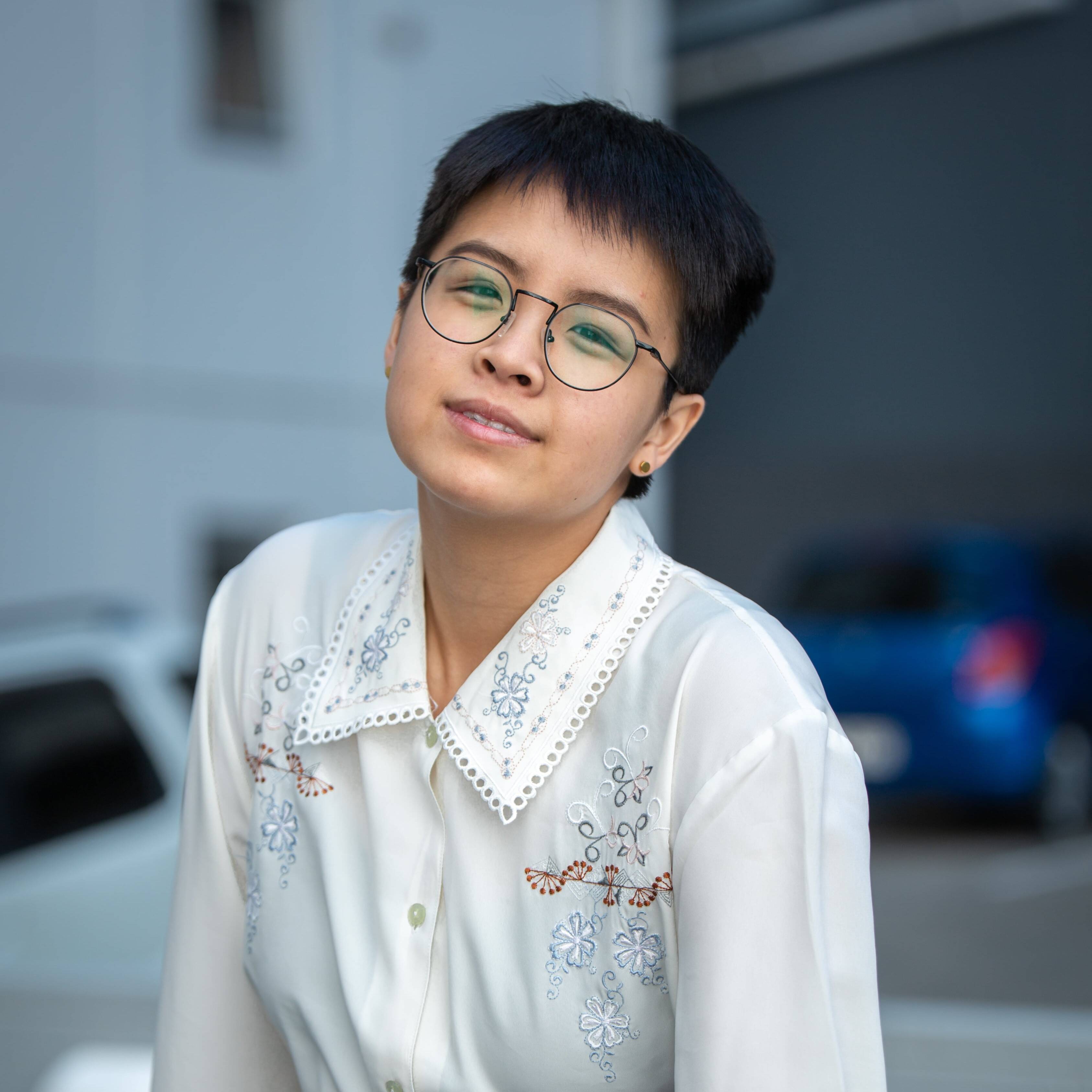 <p><strong>Zephyr Zhang</strong></p>

<p><a href="https://zephyrzhang.com/">Zephyr Zhang</a> (they/them) is a writer and performer based in Tāmaki Makaurau, whose work explores migrant and Queer experiences. Zephyr is both neurodivergent and sleepy. They have performed in the Auckland Theatre Company&rsquo;s iteration of Scenes from a Yellow Peril, I Am Rachel Chu and OTHER [chinese]. Zephyr&#39;s writing has featured in Starling, Sweet Mammalian, Mayhem, Rapture: An Anthology of Performance Poetry from Aotearoa New Zealand (Auckland University Press, 2023), and a range of independent zines.&nbsp;</p>

<p>Zephyr Zhang (称谓：他/她) 是一位居住在奥克兰的作家和表演者。他的作品探讨了身为移民和酷儿的个人体验。Zephyr既具神经多样性，又沉沉欲睡。他/她曾在 Auckland Theatre Company 参与《Scenes from a Yellow Peril》、《I Am Rachel Chu》以及《OTHER [chinese]》的演出。Zephyr 的诗作曾被编入《Starling》、《Sweet Mammalian》、《Mayhem》、《Rapture: An Anthology of Performance Poetry from Aotearoa New Zealand》(Auckland University Press, 2023年出版)，以及一系列独立杂志。</p>
