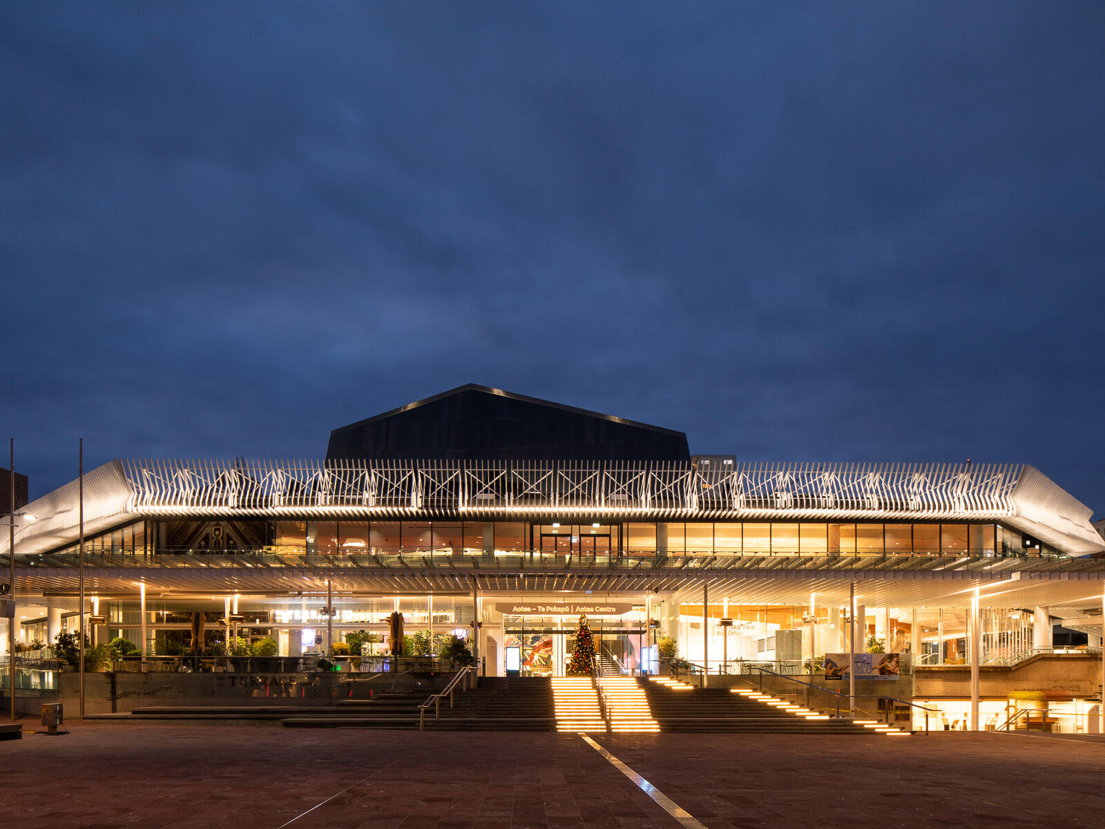 https://cdn.aucklandunlimited.com/conventions/assets/media/aotea-centre-exterior-night-4-edited.jpg