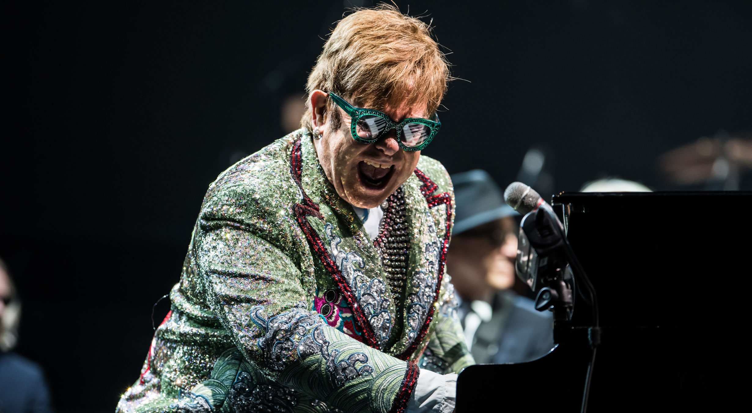 Elton john клипы. Элтон Джон на болотах э.