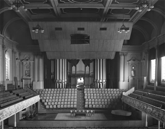 <p>1967: Now obscured by curtains and a wooden acoustic reflector, the organ would soon be rebuilt. | Auckland Libraries Heritage Collections 580-14975 639x500</p>
