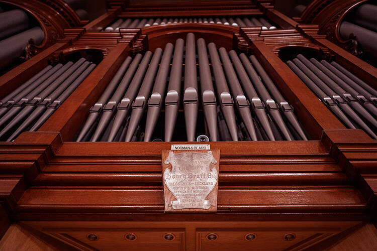 Looking up at the Auckland Town Hall Klais organ at the plaque above the console, which reads "This tablet commemorates the gift by Henry Brett to the citizens of Auckland of the Organ to which this memorial was gratefully affixed by the corporation. 14 December 1911.”