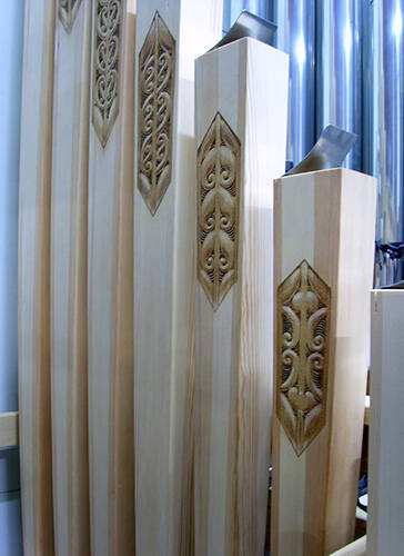 <p>Māori sounds of the organ: the pūkāea is a kind of a trumpet made of metal and wood. This organ version was made in consultation with Māori instrument specialist Richard Nunns and carved by Arekatera Maihi, carver of the Ōrakei marae, Ngāti Whātua.</p>
