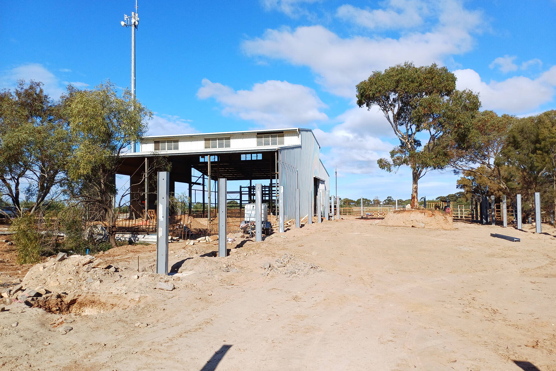 https://cdn.aucklandunlimited.com/zoo/assets/media/a-view-from-the-outside-yard-looking-back-towards-the-barn-and-its-extension-at-monarto.jpg