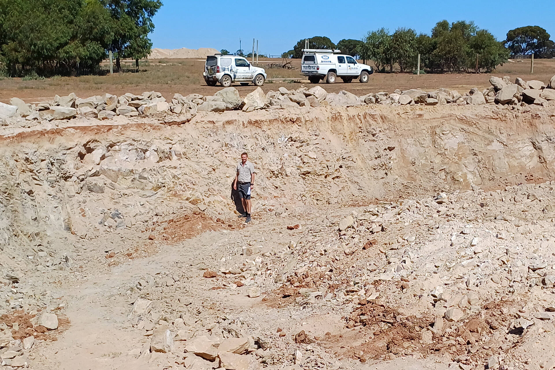 https://cdn.aucklandunlimited.com/zoo/assets/media/andrew-at-monarto-standing-inside-the-largest-of-the-water-holes.jpg