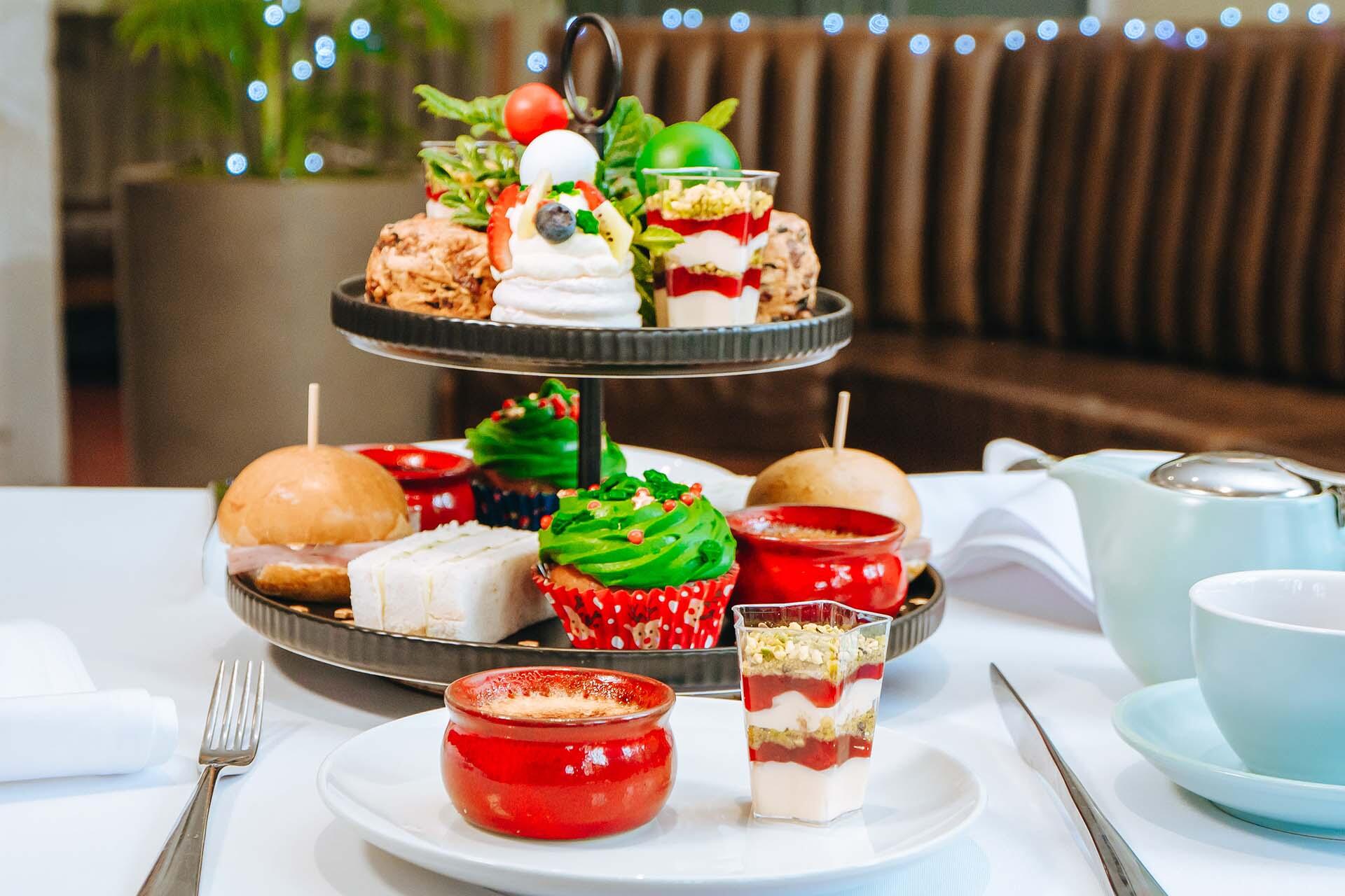 https://cdn.aucklandunlimited.com/zoo/assets/media/auckland-zoo-christmas-high-tea-with-creme-brulee-out-front.jpg