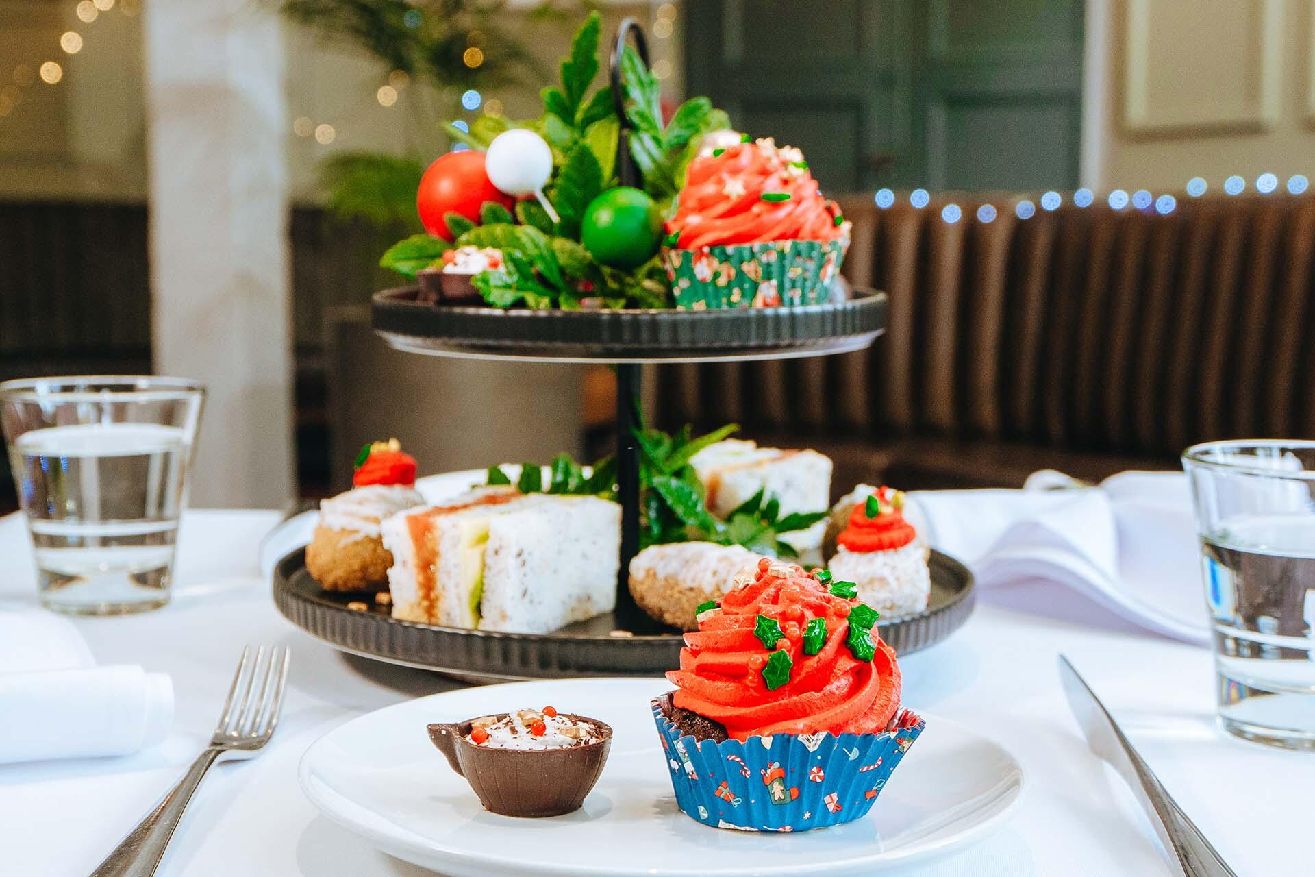 https://cdn.aucklandunlimited.com/zoo/assets/media/auckland-zoo-christmas-vegan-high-tea-with-cupcake-out-front.jpg