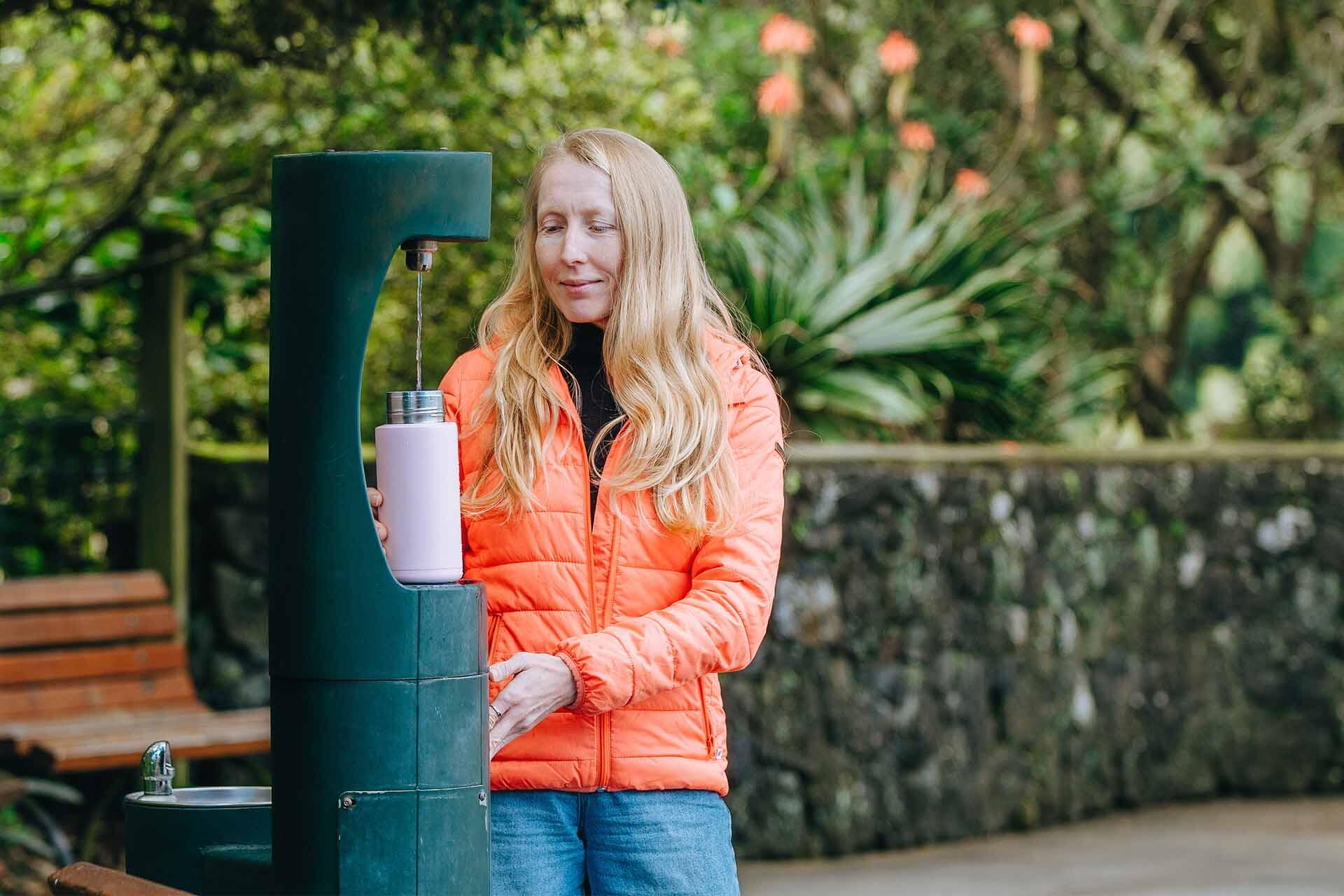 https://cdn.aucklandunlimited.com/zoo/assets/media/daria-filling-her-water-bottle-at-auckland-zoo.jpg