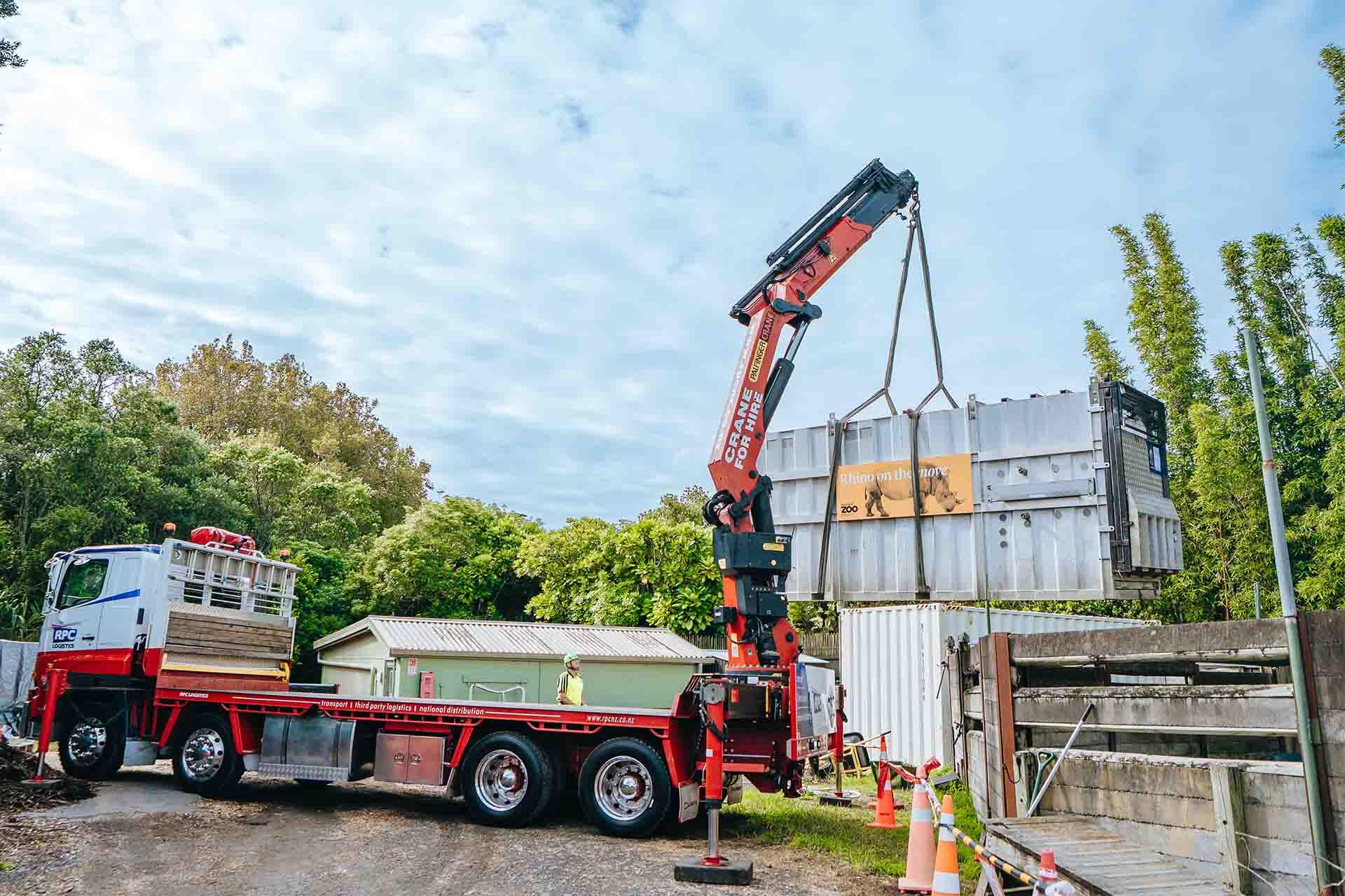https://cdn.aucklandunlimited.com/zoo/assets/media/rhino-nyahs-crate-being-lifted-onto-truck.jpg