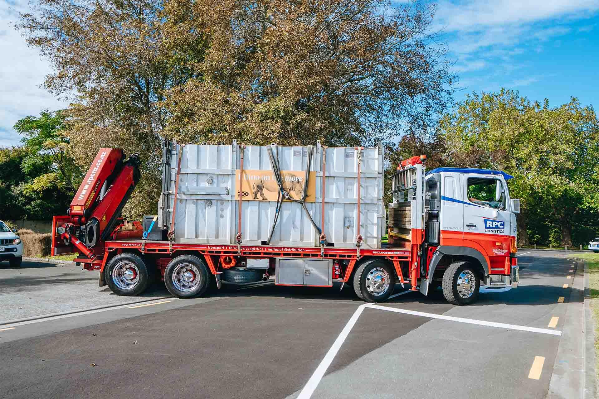 https://cdn.aucklandunlimited.com/zoo/assets/media/rhino-nyahs-crate-leaving-auckland-zoo.jpg
