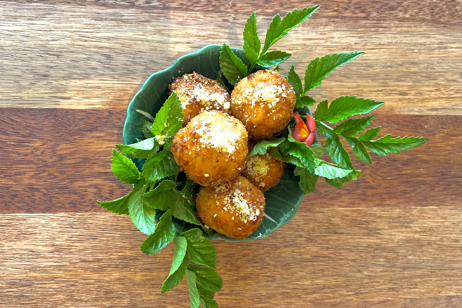 https://cdn.aucklandunlimited.com/zoo/assets/media/tapas-mac-and-cheese-balls.jpg