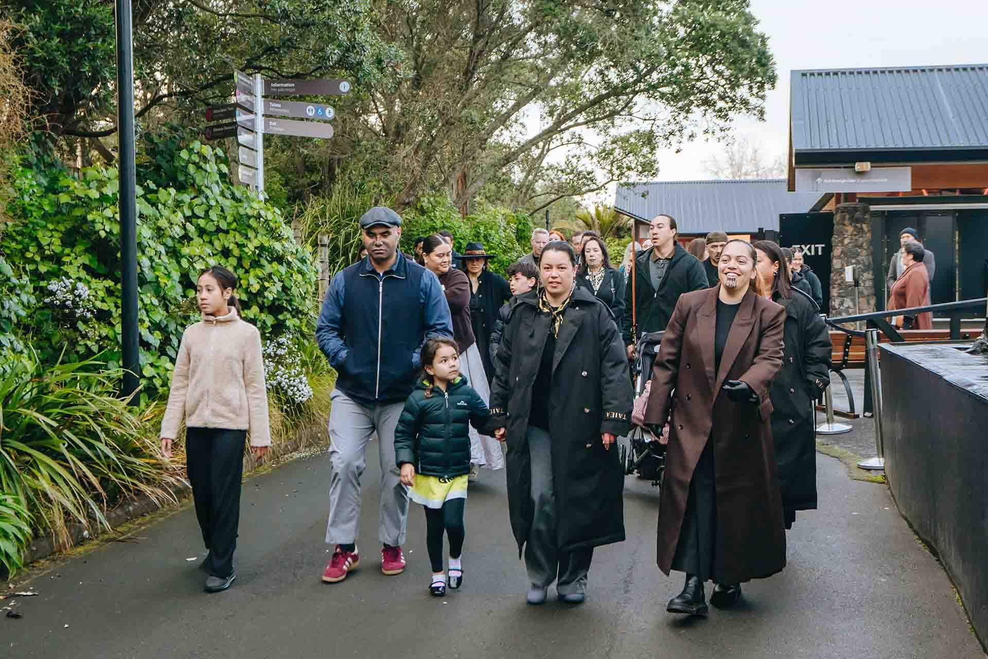 https://cdn.aucklandunlimited.com/zoo/assets/media/walking-to-the-waimihi-soundscape-from-the-zoo-entry.jpg